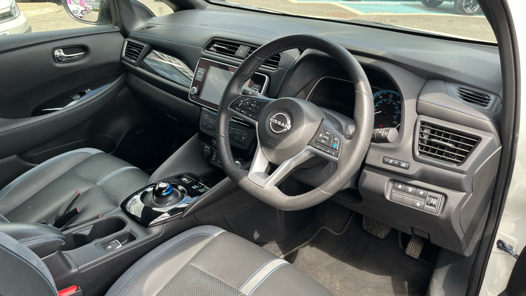 Nissan Leaf Nissan Hatchback 110Kw N-connecta 39Kwh White #8
