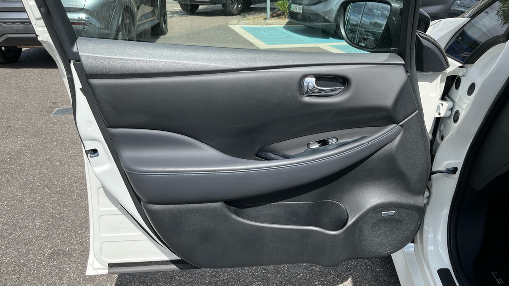 Nissan Leaf Nissan Hatchback 110Kw N-connecta 39Kwh White #23