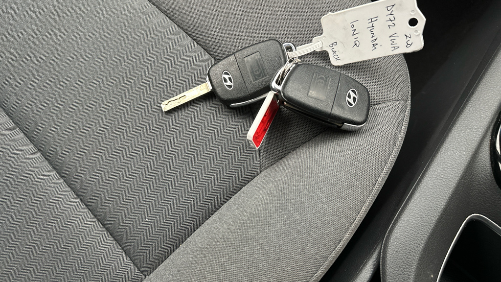 Hyundai Ioniq Premium Se Silver #26