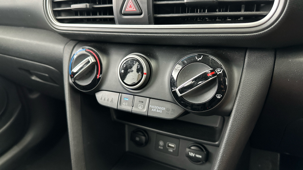 Hyundai Kona Kona Premium Se White #11