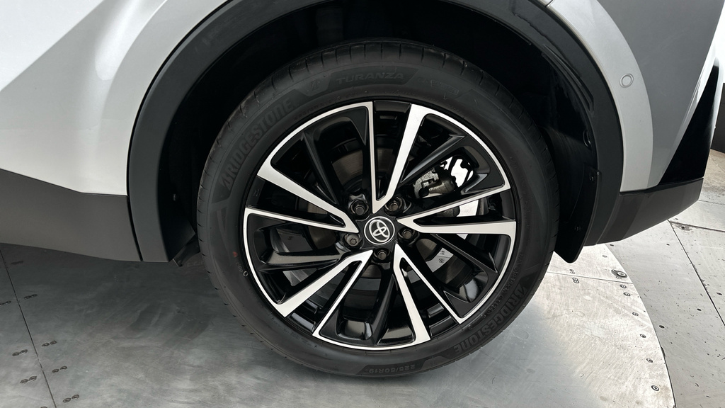 Toyota C-Hr C-hr Design Hev Cvt White #24