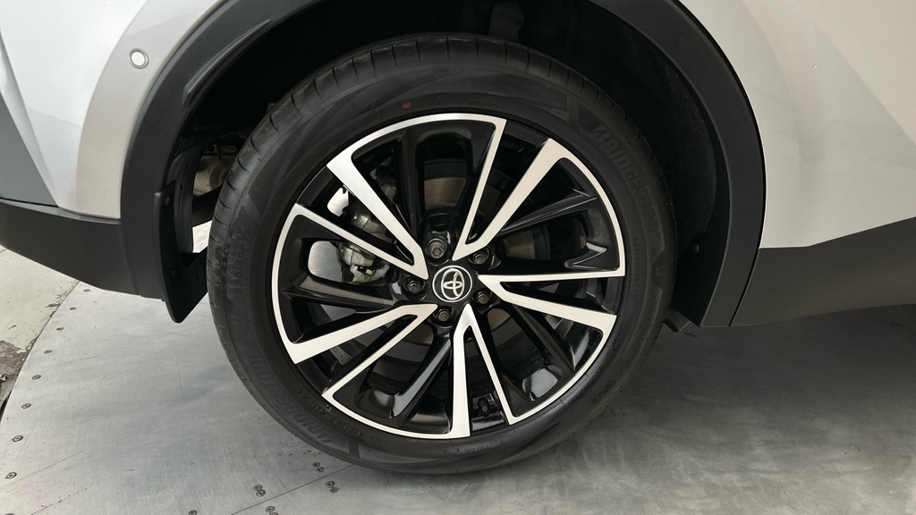 Toyota C-Hr C-hr Design Hev Cvt White #25