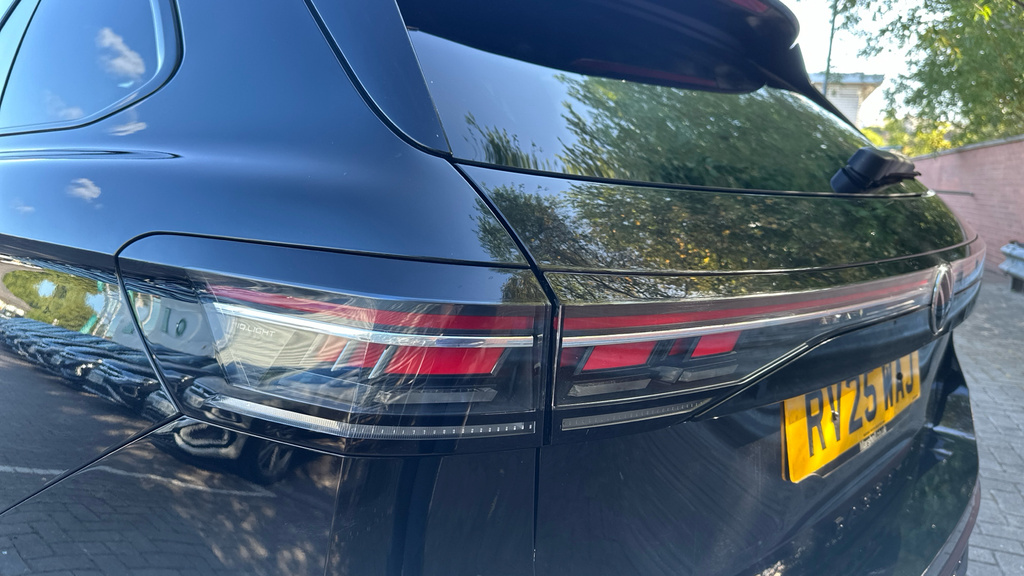 Volkswagen Passat Volkswagen Passat Estate 1.5 Tsi Ehybrid R-line Black #29