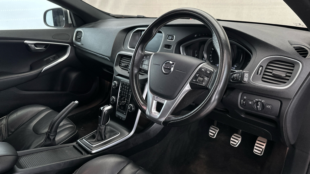 Volvo V40 T2 Momentum Rear Camera, Cruise, Nav, Heat Black #11