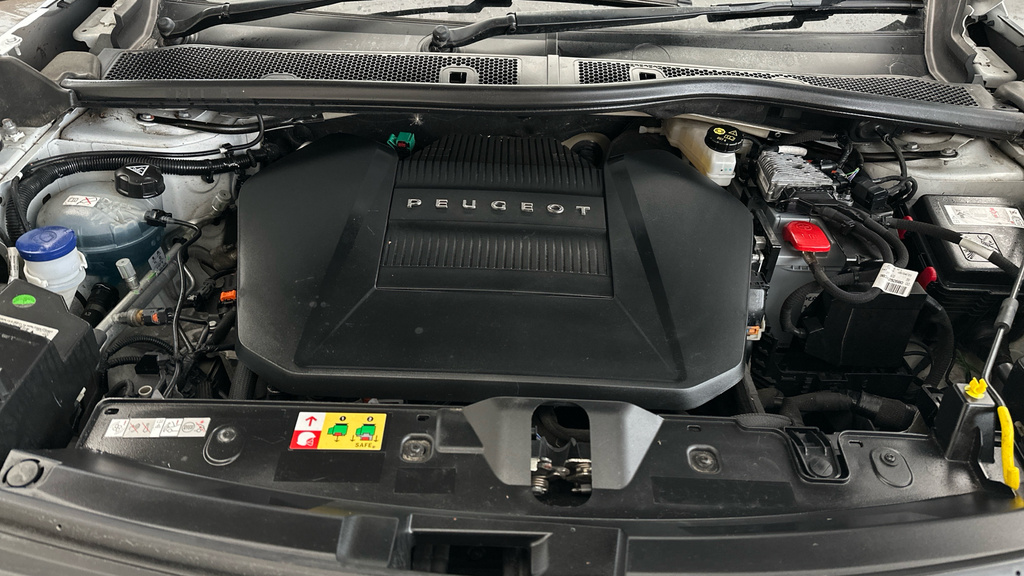 Peugeot e-2008 50Kwh Gt Premium Suv 136 Ps #25