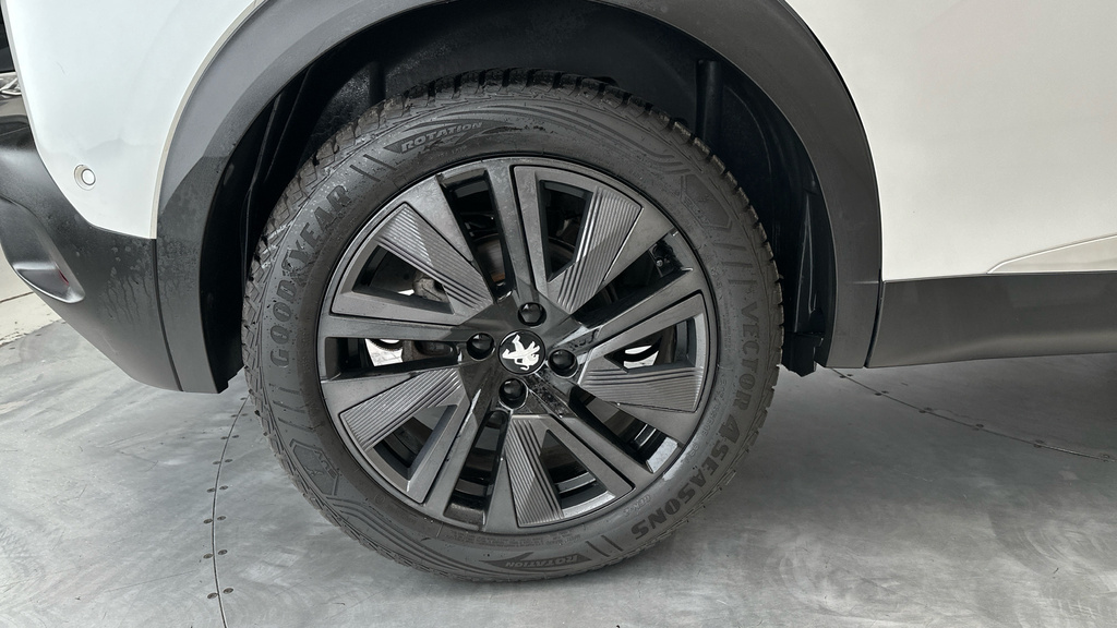 Peugeot e-2008 50Kwh Gt Premium Suv 136 Ps #28