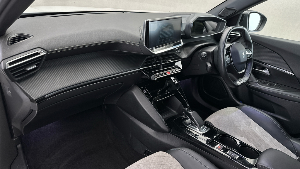 Peugeot e-2008 50Kwh Gt Premium Suv 136 Ps #13