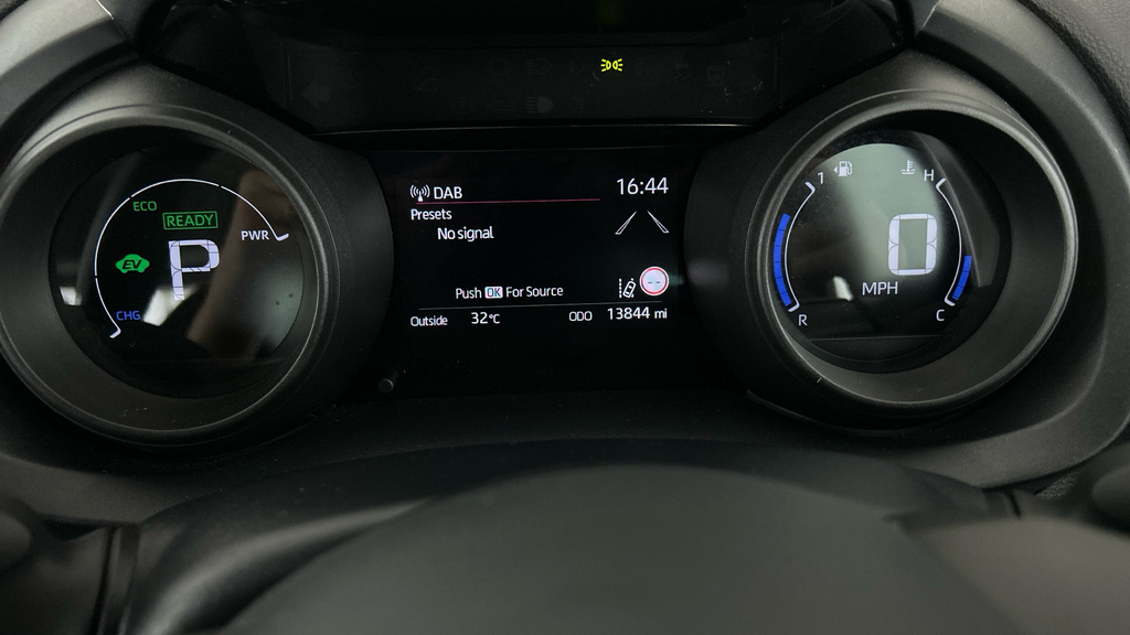 Toyota Yaris Cross Icon White #17