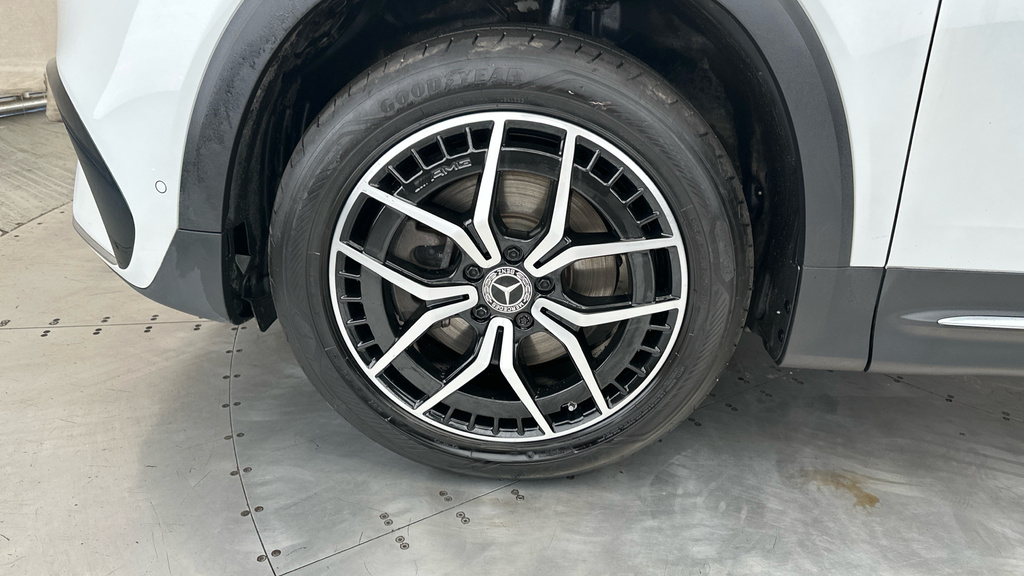 Mercedes-Benz EQB 350 4M 215Kw Amg Line Executive 66.5Kwh At Black #24