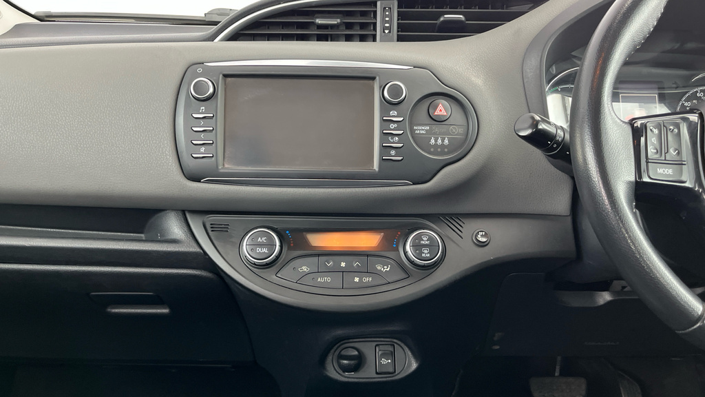 Toyota Yaris 1.5 Vvt-h Blue Bi Tone Hatchback Hybrid #16