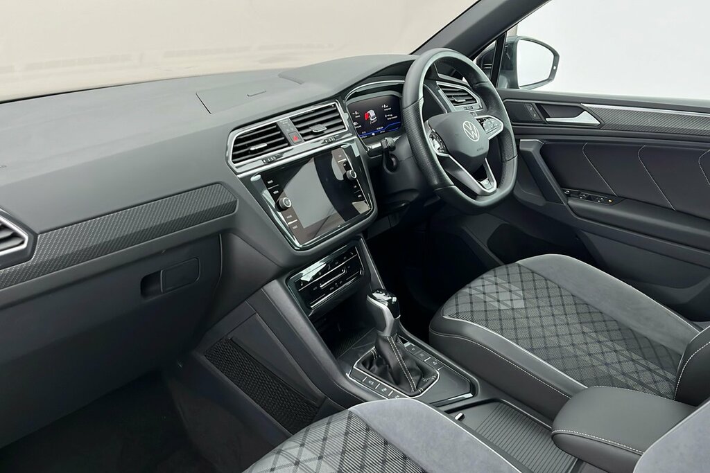 Volkswagen Tiguan R-line Edition 1.5 Tsi 150Ps 7-Speed Dsg Black #2