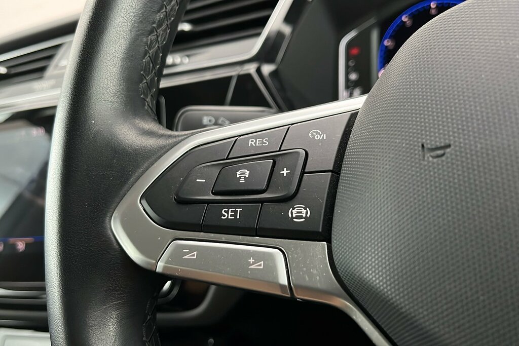 Volkswagen Touran Se Black #22