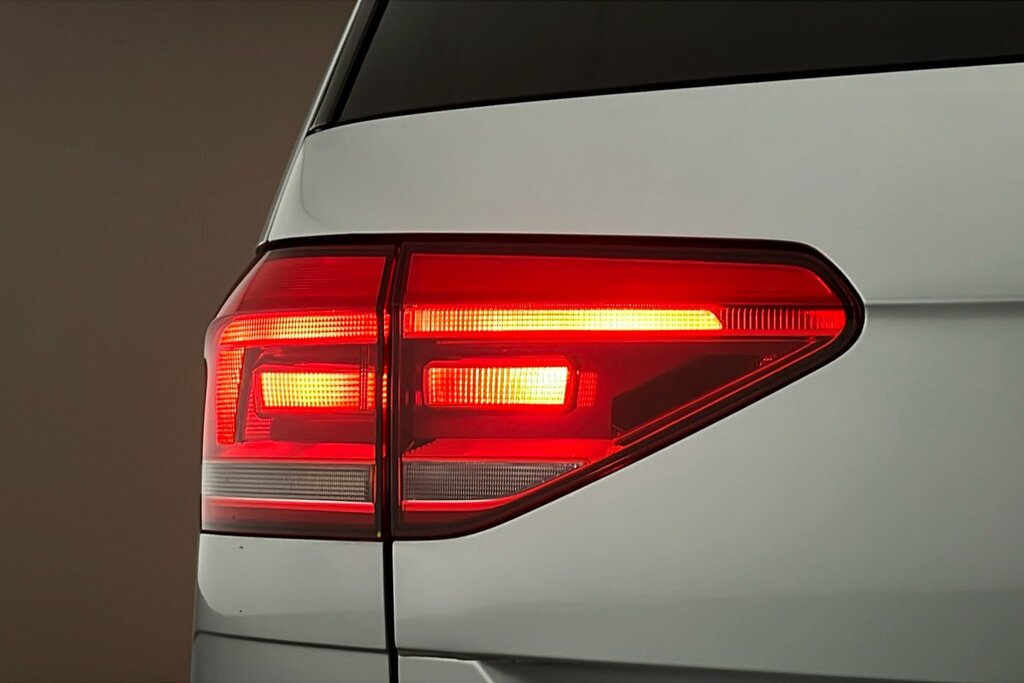 Volkswagen Touran Se Black #30