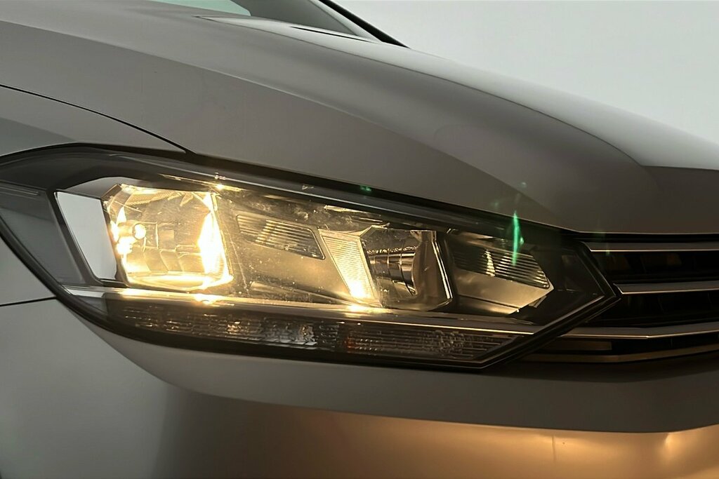 Volkswagen Touran Se Black #34