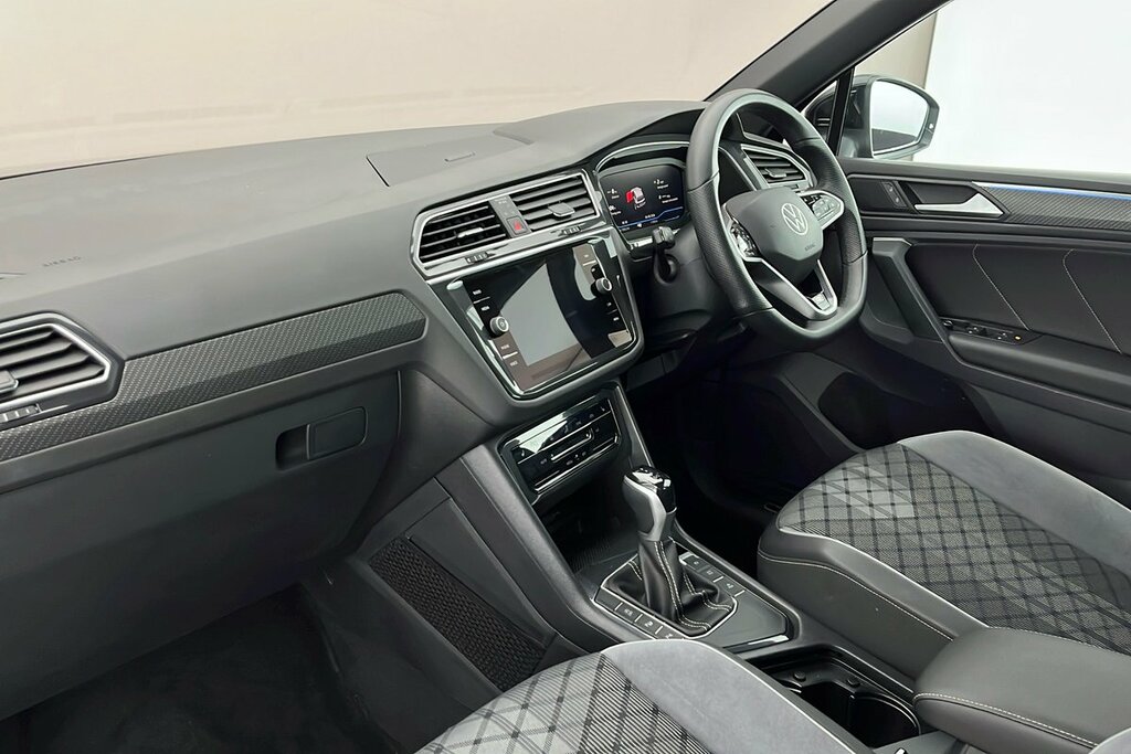 Volkswagen Tiguan R-line Edition 1.5 Tsi 150Ps 7-Speed Dsg Black #2