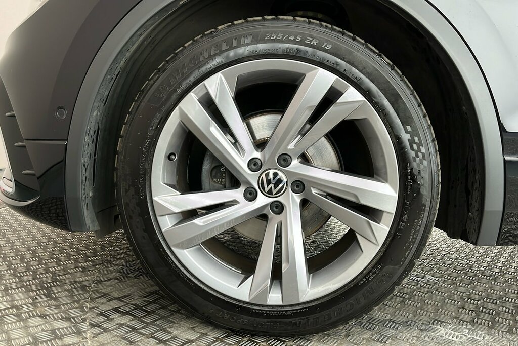 Volkswagen Tiguan R-line Edition 1.5 Tsi 150Ps 7-Speed Dsg WR23YFE Black #3