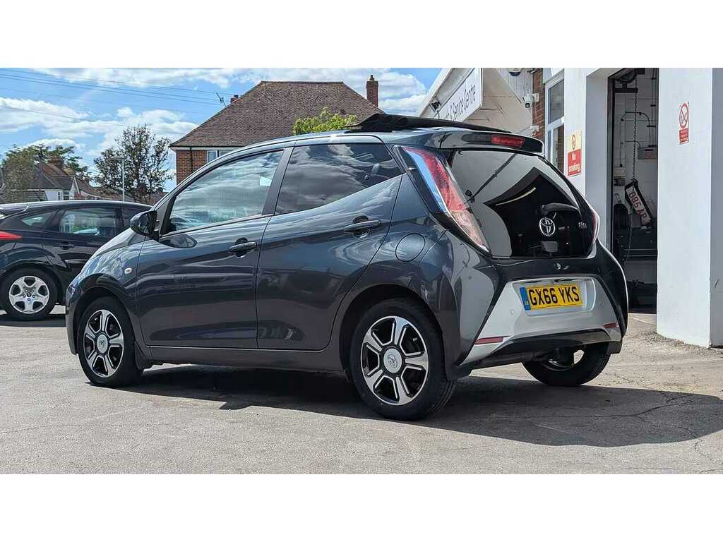 Toyota Aygo 1.0 Vvt-i X-clusiv 2 X-wave Euro GX66YKS Grey #2