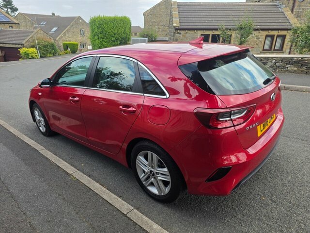 Kia Ceed Hatchback Red #4