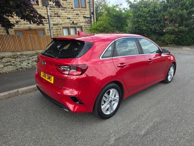 Kia Ceed Hatchback Red #3