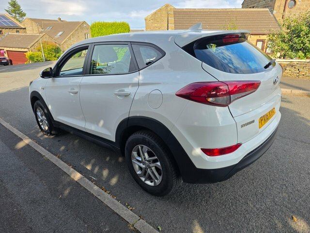 Hyundai Tucson Suv White #4