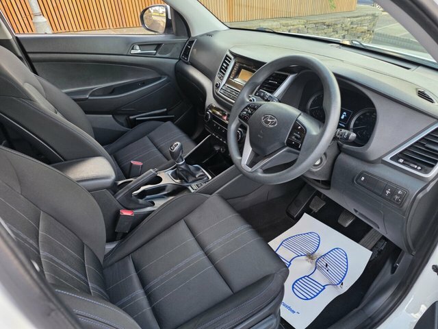 Hyundai Tucson Suv White #5