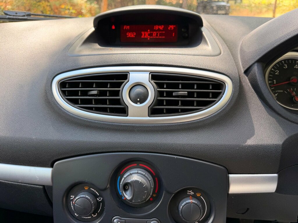 Renault Clio 1.6 Vvt Gt Hatchback Euro 4 128 White #15