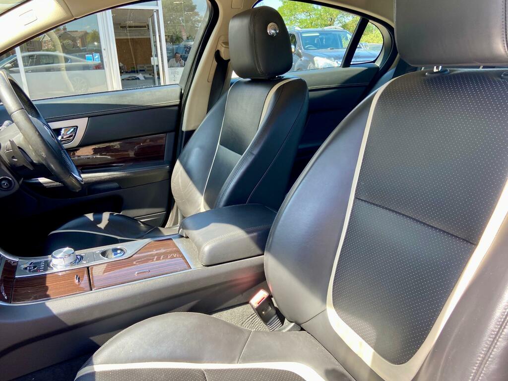 Jaguar XF 2.2D Portfolio Saloon White #4