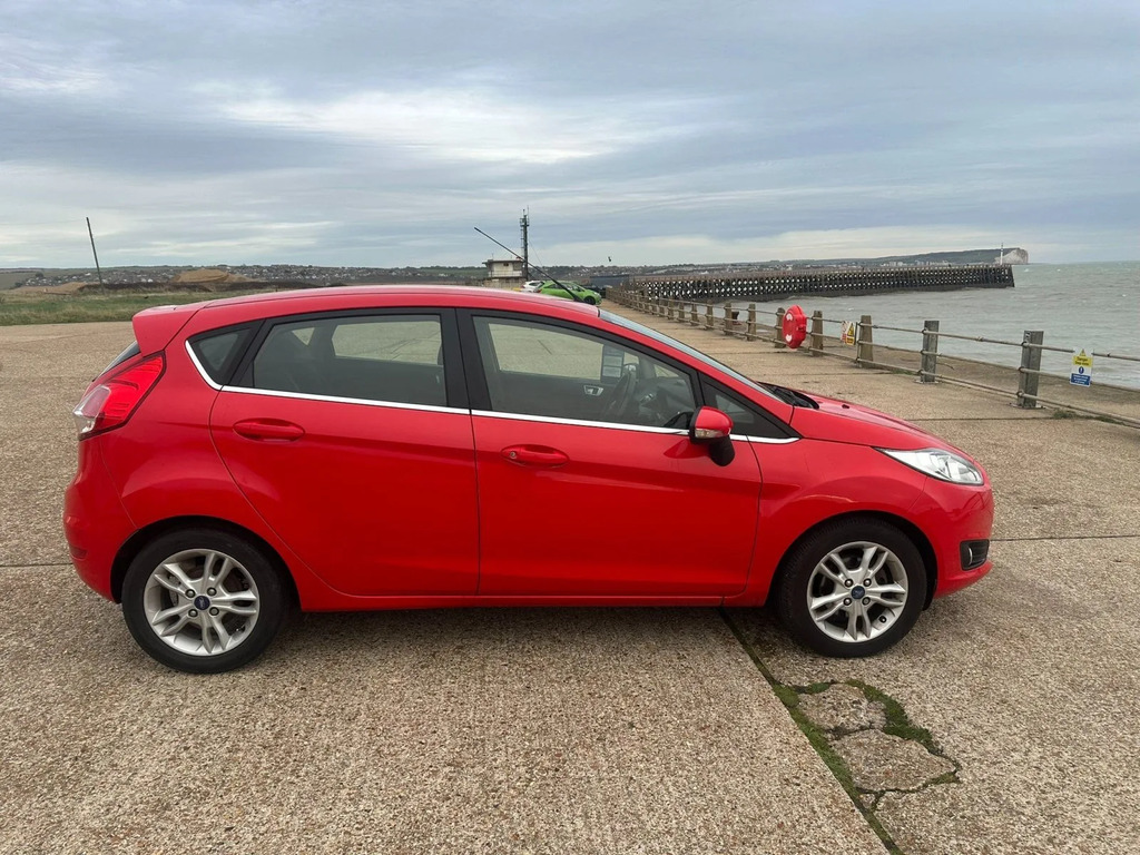 Ford Fiesta Zetec 5dr YD64UUH Red #6