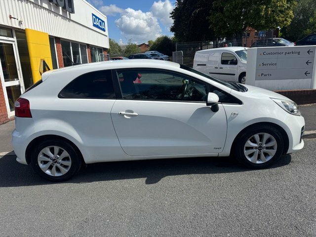 Kia RIO Sr7 Hatchback White #5
