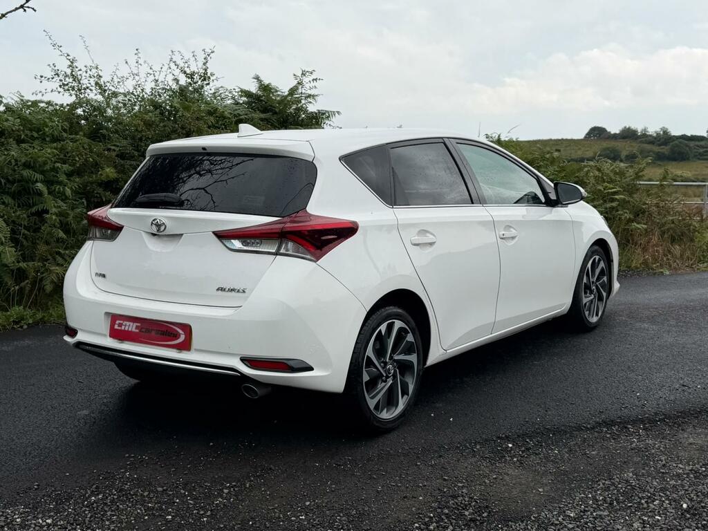 Toyota Auris 1.6 D-4d Design Hatchback Euro 6 White #2