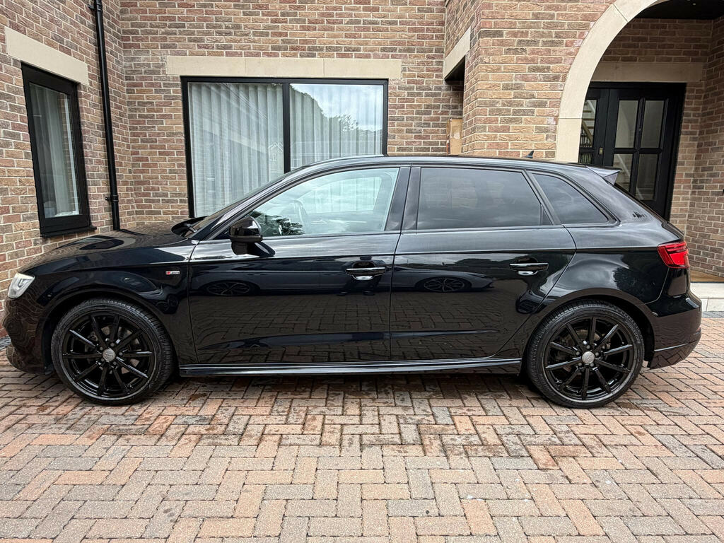 Audi A3 1.5 Tfsi Cod 35 Black Edition Sportback S Tronic E Black #4