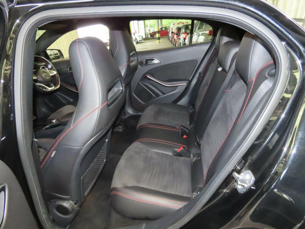 Mercedes-Benz GLA Class 2.1 Gla 200 D 4Matic Amg Line Premium 134 Bhp Black #9