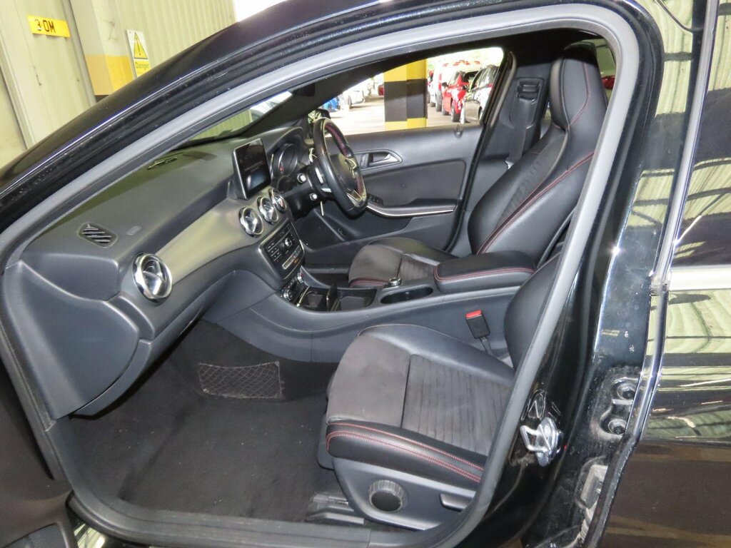 Mercedes-Benz GLA Class 2.1 Gla 200 D 4Matic Amg Line Premium 134 Bhp Black #8