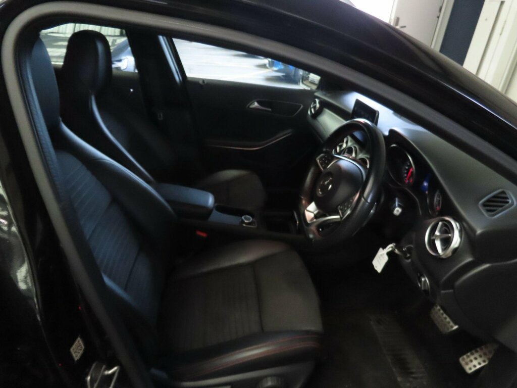 Mercedes-Benz GLA Class 2.1 Gla 200 D 4Matic Amg Line Premium 134 Bhp Black #7