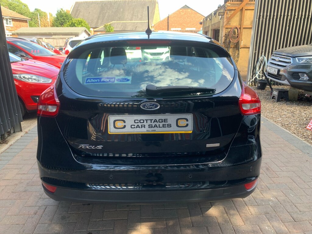 Ford Focus 1.0T Ecoboost Titanium Hatchback Black #4