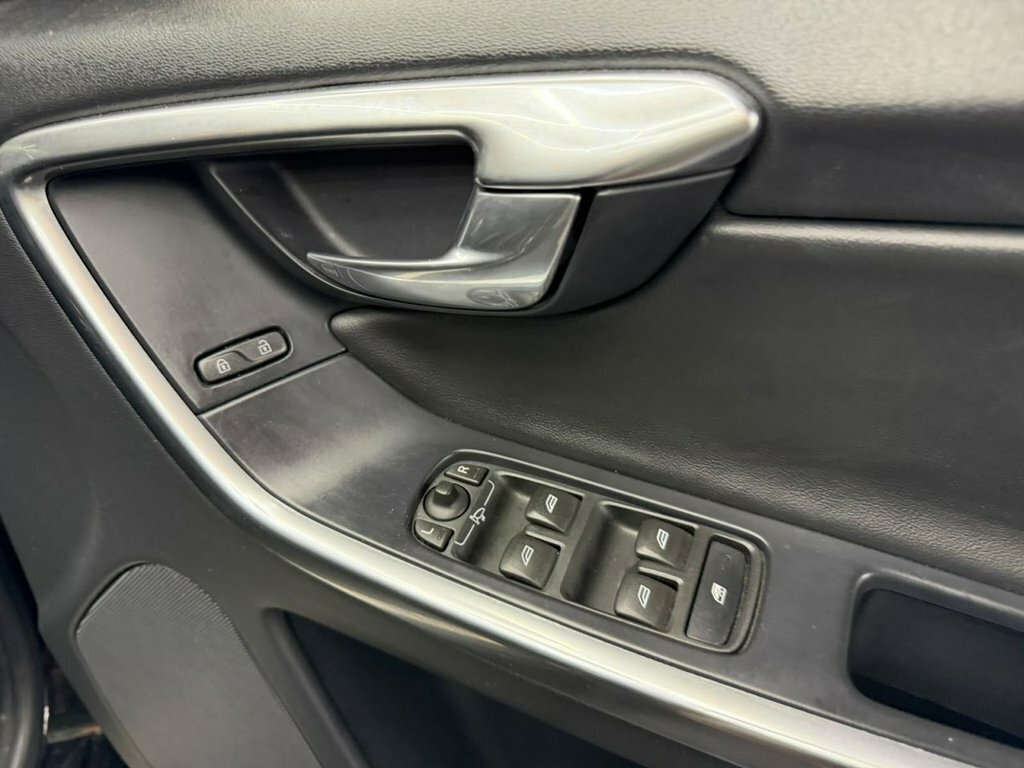 Volvo XC60 2.0 T5 Momentum Awd Geartronic Black #13