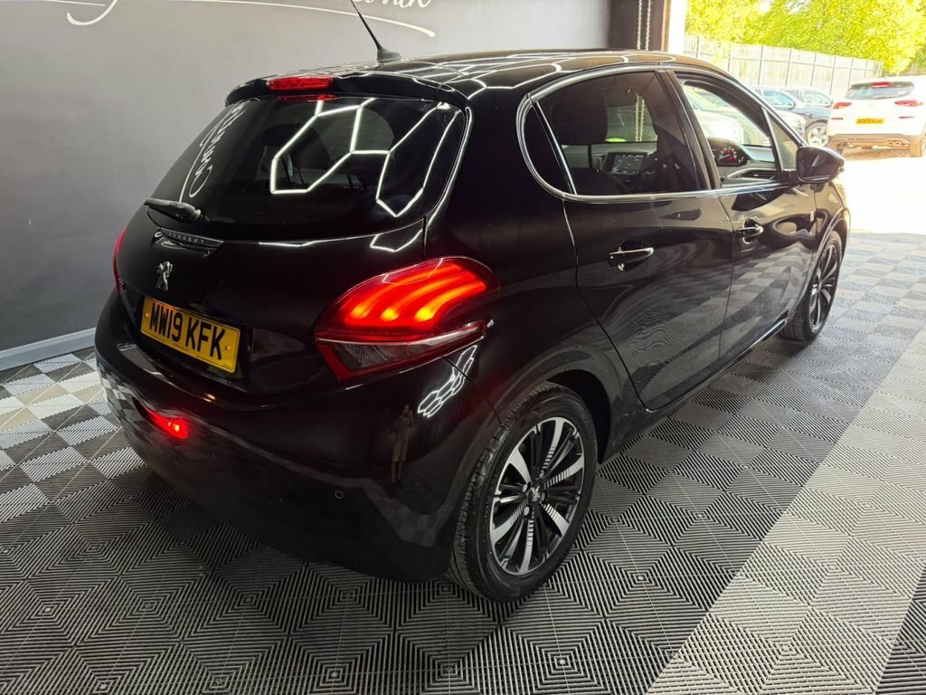 Peugeot 208 1.2 Puretech Tech Edition Hatchback Man MW19KFK Black #4