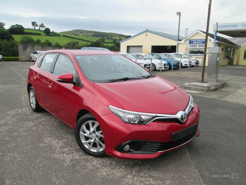 Toyota Auris 1.6 D-4d Icon Red