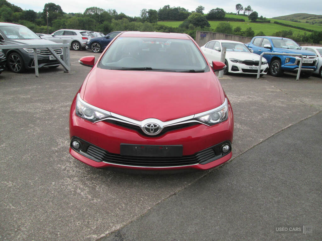 Toyota Auris 1.6 D-4d Icon Red #3