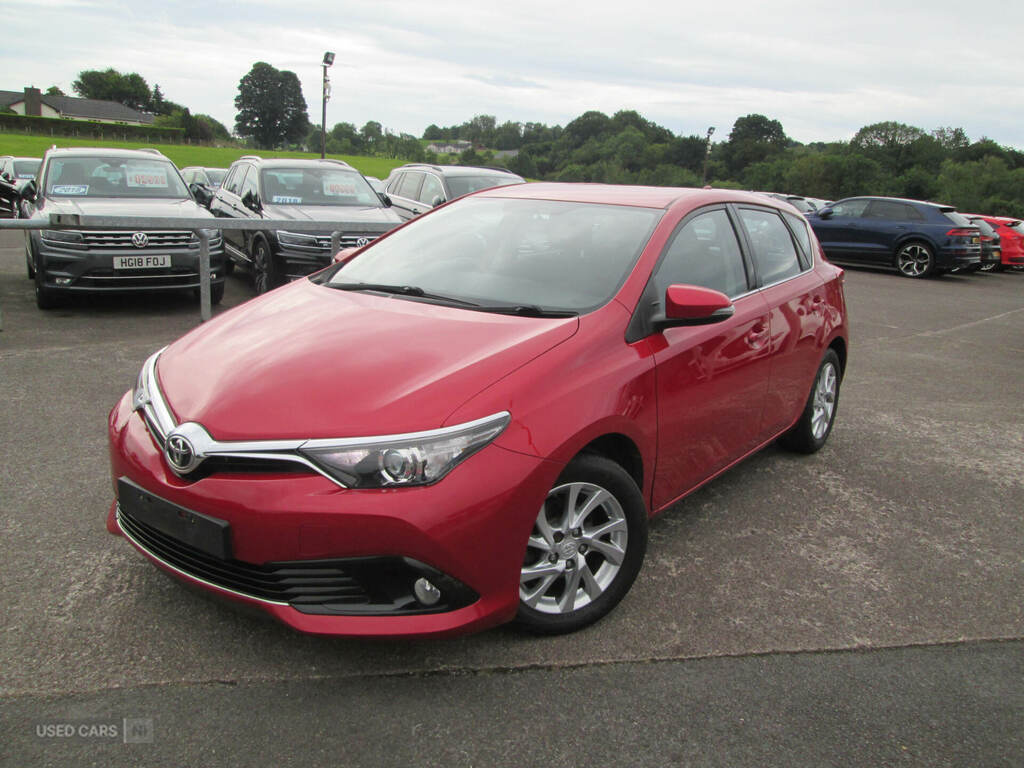 Toyota Auris 1.6 D-4d Icon Red #2