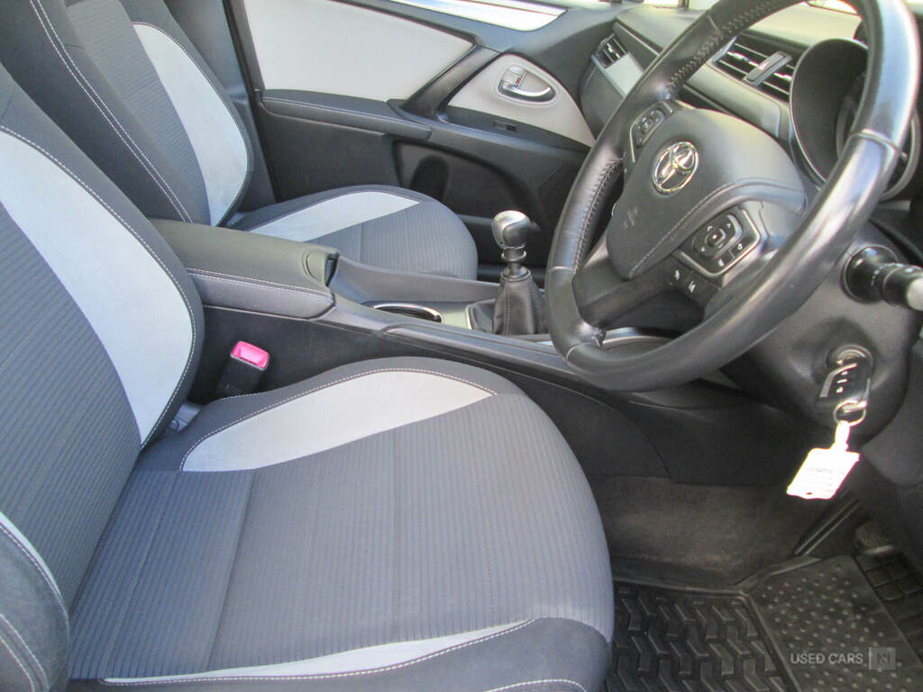 Toyota Avensis 1.6 D-4d Business Edition Tourer White #13