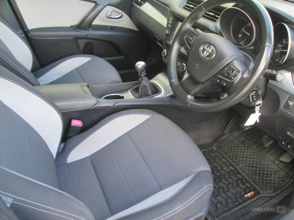 Toyota Avensis 1.6 D-4d Business Edition Tourer White #11