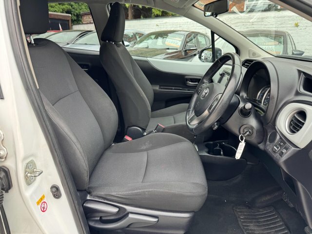 Toyota Yaris 2014 1.5 Vvt-h Icon Plus Cvt Euro 5 White #3