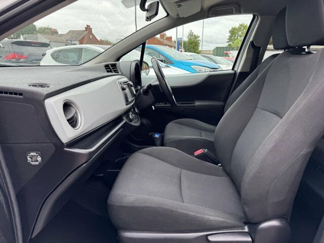 Toyota Yaris 2014 1.5 Vvt-h Icon Plus Cvt Euro 5 White #2