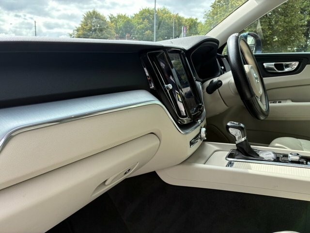 Volvo XC60 B5 Awd Mild Hybrid Momentum Heated Windscreen H Silver #40
