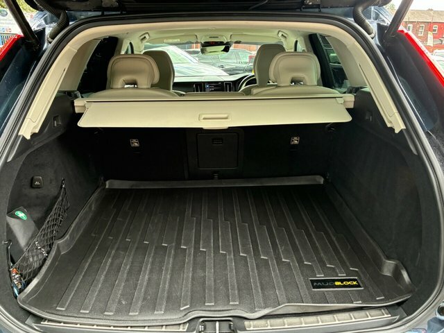 Volvo XC60 B5 Awd Mild Hybrid Momentum Heated Windscreen H Silver #12