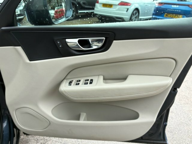 Volvo XC60 B5 Awd Mild Hybrid Momentum Heated Windscreen H Silver #22