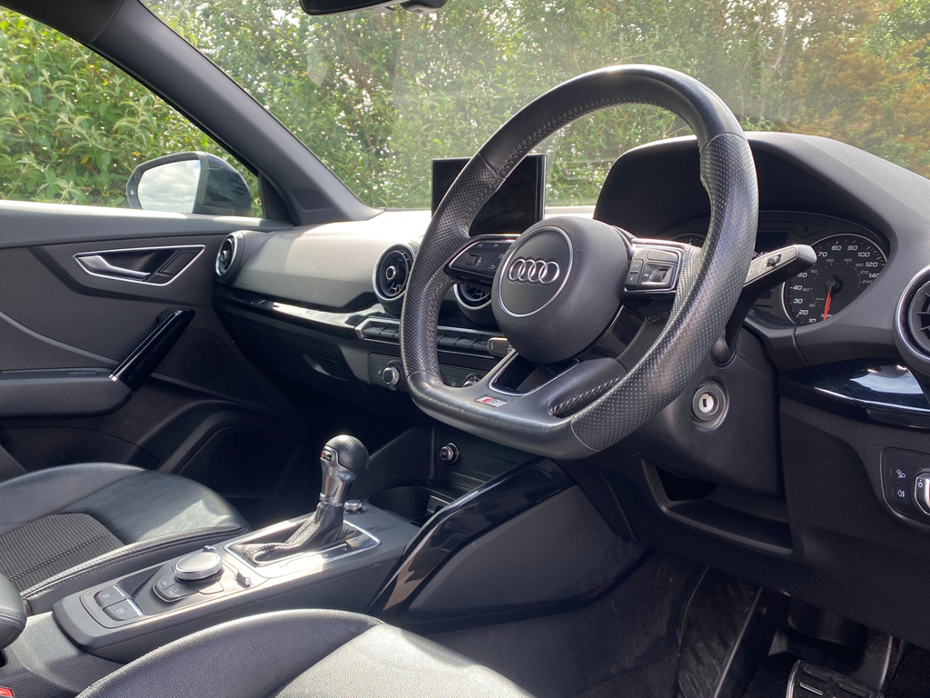 Audi Q2 Estate Black #4
