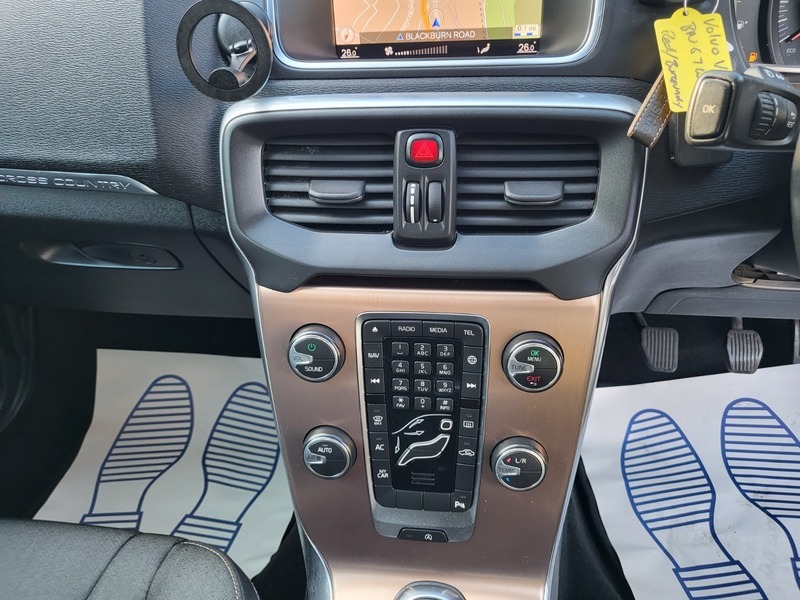 Volvo V40 Cross Country D2 Cross Country Nav Red #5