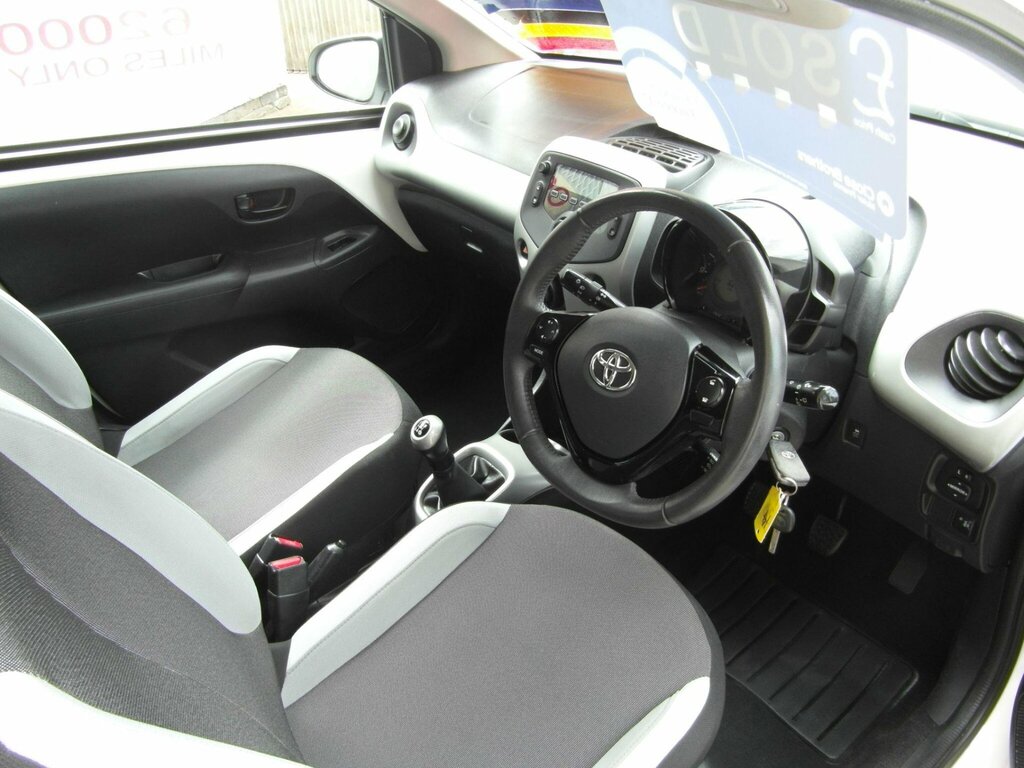Toyota Aygo 1.0 Vvt-i X-play Euro 5 Euro 5 White #4